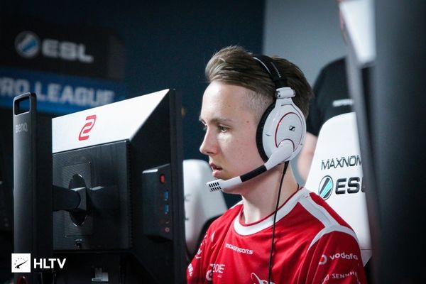 全靠TES？外媒发布选手评分：T1包揽上野下辅四个位置第一！